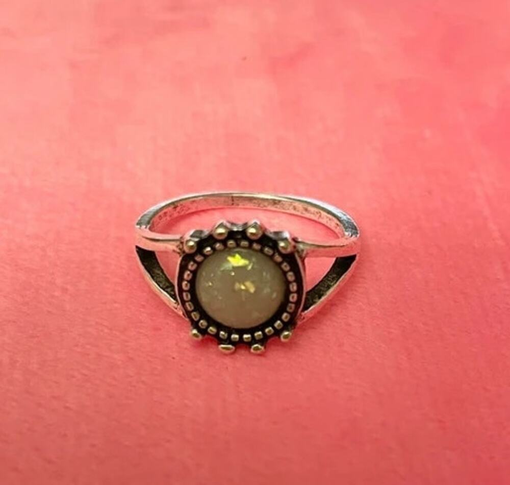 Womens Vintage Ring Size 8.25 Black and Silver